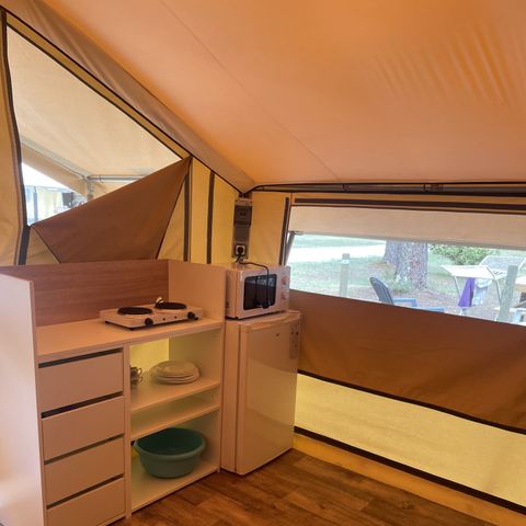 Safaritent 4 personen - houten vloer, 2 slaapkamers, ingerichte keuken, terras