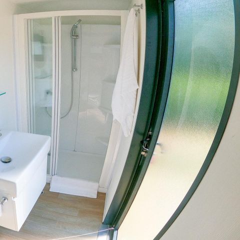 Kampeerplaats - Comfort standplaats met sanitair - 75m² - 6 ampère