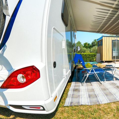 Kampeerplaats - Comfort standplaats met sanitair - 75m² - 6 ampère