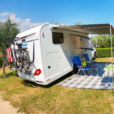 Kampeerplaats - Comfort standplaats met sanitair - 75m² - 6 ampère
