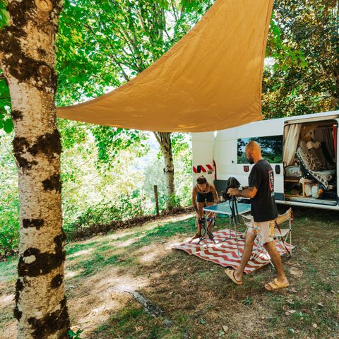 Kampeerplaats - PRIVILEGE PAKKET (1 tent, caravan of camper / 1 auto / 10A elektriciteit)