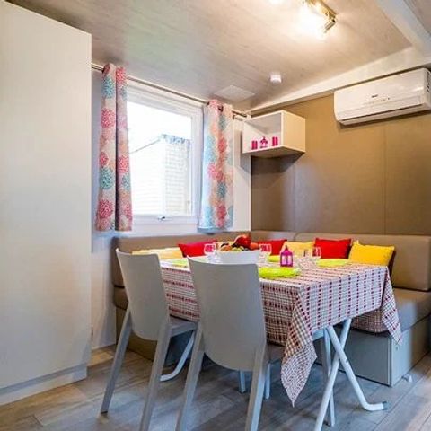 Stacaravan 6 personen - Mobile-home | Comfort XL | 2 slaapkamers | 4/6 pers. | Verhoogd terras | Airconditioning.