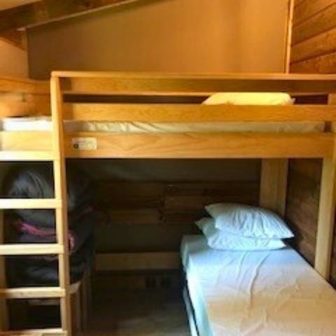 Stacaravan 4 personen - Cosyflower Premium op palen 38m² - 2 kamers + TV + Bedlinnenpakket + handdoeken overdekt terras 11m²
