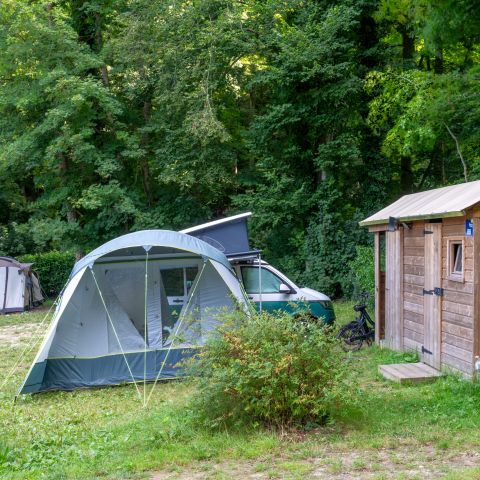 Kampeerplaats - Premium pakket: 6A plaats voorzien van een Freecamp (hut met sanitair)