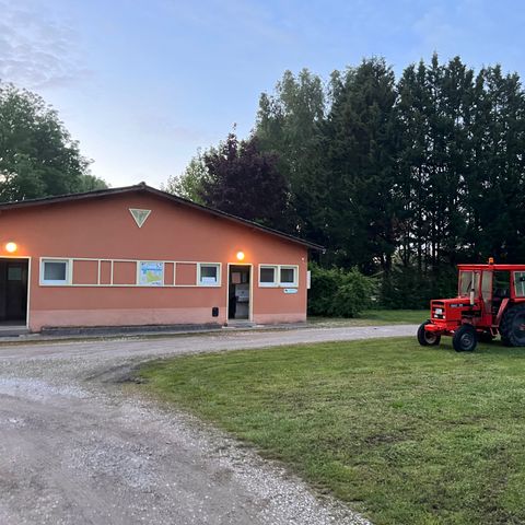 Kampeerplaats - MET SANITAIRE VOORZIENINGEN