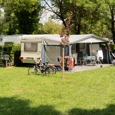 STAANPLAATS - Campingpakket (standplaats + auto + 10A elektriciteit)