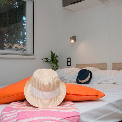 Stacaravan 6 personen - Mobile-home | Premium | 3 slaapkamers | 6 pers. | Verhoogd terras | Air-con.