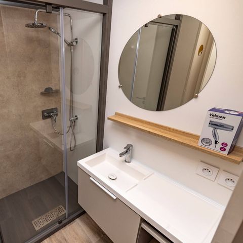 Stacaravan 8 personen - Stacaravan | Ultimate | 3 slaapkamers | 6/8 Pers | Verhoogd terras | Airconditioning | TV