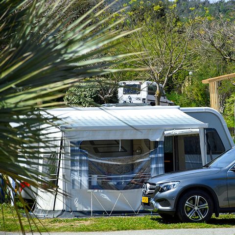 STAANPLAATS - Grand Confort : Kamer + 1 auto + elektriciteit 10A + 100m² - 140m² + drinkwaterfontein