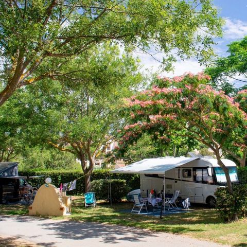 Kampeerplaats - Grand Confort : Kamer - 1 auto - Elektriciteit 10A - 100m² - 140m² - Drinkwaterfontein