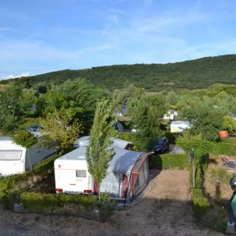 Kampeerplaats - Pakket voor 2 personen + 1 auto + 1 tent of 1 caravan 1 camper + optionele elektriciteit