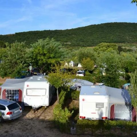 Kampeerplaats - Pakket voor 2 personen + 1 auto + 1 tent of 1 caravan 1 camper + optionele elektriciteit
