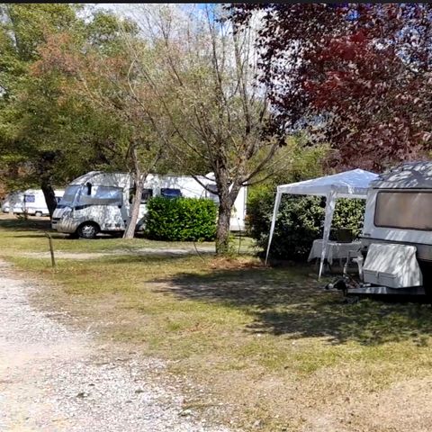 STAANPLAATS - Standplaats: auto + tent/caravan of camper 2/6 pers met optionele elektriciteit