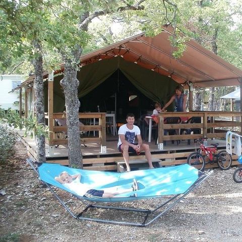 Safaritent 5 personen - Freeflower Standaard 37m² (2 kamers) - 10m² terras inbegrepen