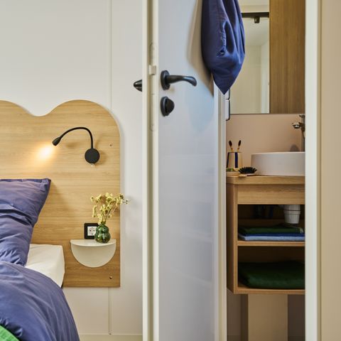 Stacaravan 6 personen - NIEUW // Premium Cottage 3 slaapkamers - 2 badkamers + 2 toiletten + Halfoverdekt terras + Airconditioning + TV