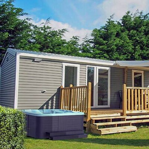 Stacaravan 6 personen - Stacaravan | Premium Exclusief | 3 slaapkamers | 6 pers | Terras Lounge | Jacuzzi | 2 badkamers | Airconditioning | TV