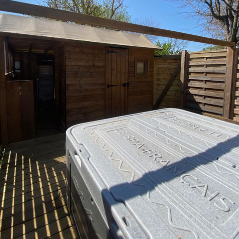 STAANPLAATS - Premium Freecamp Guinguette + Spa pakket 1/6 pers