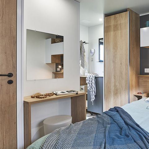 Stacaravan 4 personen - "Olivier" (2023) Zondag, 2 slaapkamers 2 badkamers, grote woonkamer (tv), terras