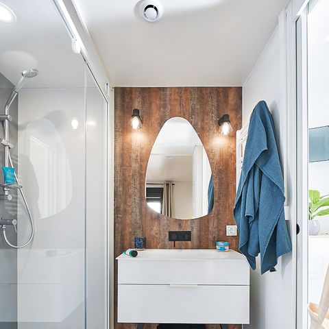 Stacaravan 6 personen - Mobilhome Premium 22-28m² - 2 kamers + TV + Overdekt terras & Bedlinnenpakket aanwezig* 4/6 pers
