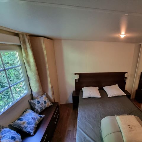 Stacaravan 6 personen - Mobilhome Premium 22-28m² - 2 kamers + TV + Overdekt terras & Bedlinnenpakket aanwezig 4/6 pers