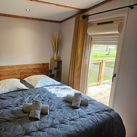 Stacaravan 6 personen - Premium 56 m² (3 slaapkamers) inclusief omheind halfoverdekt terras + Airconditioning + TV + LV + Plancha