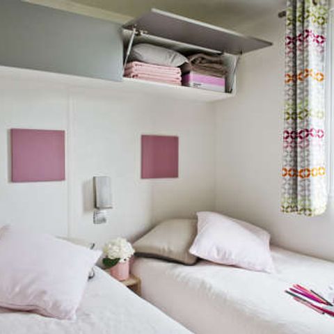 Stacaravan 16 personen - Stam 60m² (6 kamers) + groot gedeeld halfoverdekt terras