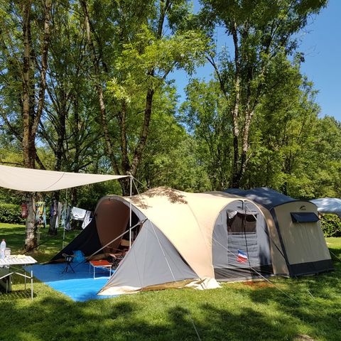 STAANPLAATS - Natuurpakket (1 tent, caravan of camper / 1 auto)