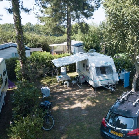 STAANPLAATS - Kampeerwagen 35 M² Elektriciteit inbegrepen