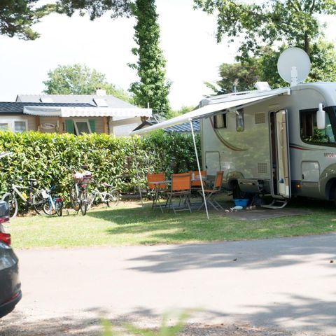 STAANPLAATS - Kampeerwagen 35 M² Elektriciteit inbegrepen