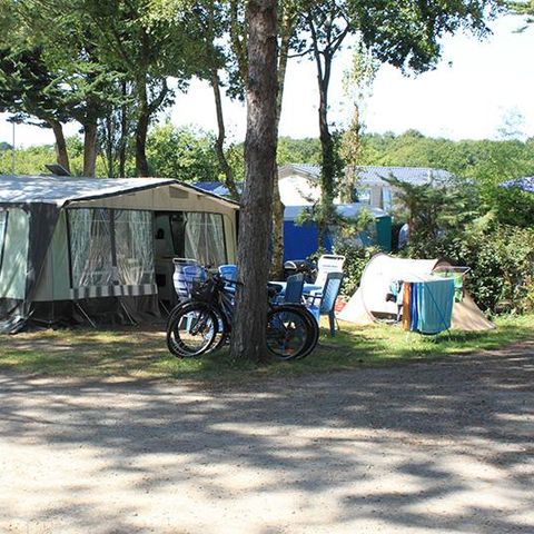 STAANPLAATS - voor Caravan of tent van 80M² inclusief 2 personen, elektriciteit en een voertuig