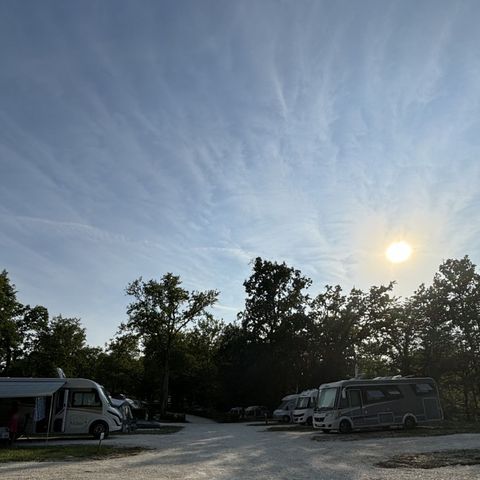 STAANPLAATS - Comfort camper/caravan + water + elektriciteit