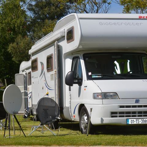STAANPLAATS - Standplaats pakket: auto + tent / caravan of camper