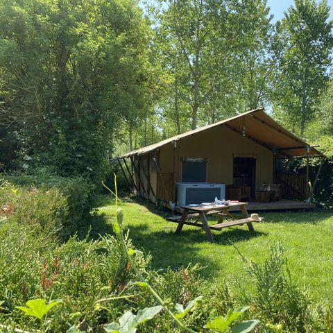 Safaritent 2 personen - 17-Tente safari Woody Deluxe 30m2 (2bed - 2/5 pers.) + Jaccuzzi + Opgemaakte bedden + handdoek + drankkit - prijs voor 2 personen