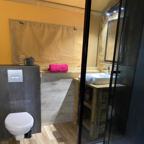 Safaritent 2 personen - 17-Tente safari Woody Deluxe 30m2 (2bed - 2/5 pers.) + Jaccuzzi + Opgemaakte bedden + handdoek + drankkit - prijs voor 2 personen