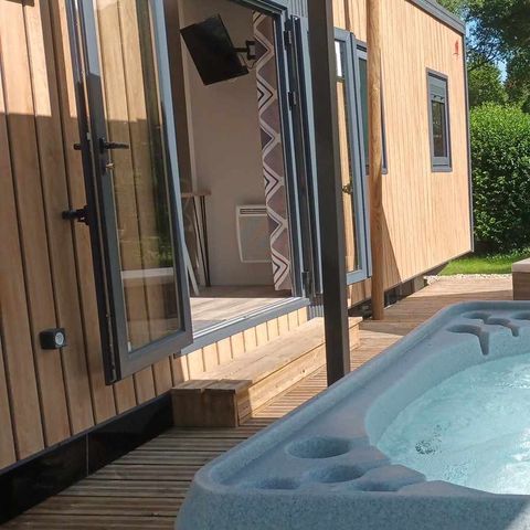 Safaritent 2 personen - 21-Luxe lodge + buitenjacuzzi + opgemaakte bedden + handdoeken + warmedrankenpakket - prijs voor 2 personen