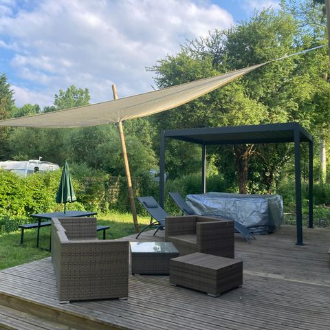 Safaritent 2 personen - 21-Luxe lodge + buitenjacuzzi + opgemaakte bedden + handdoeken + warmedrankenpakket - prijs voor 2 personen