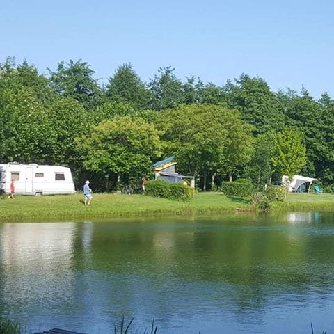 Kampeerplaats - Standplaats - Privilege pakket - elektriciteit 6A+ aan de rand van de vijver - Campingplaats - Privilege pakket