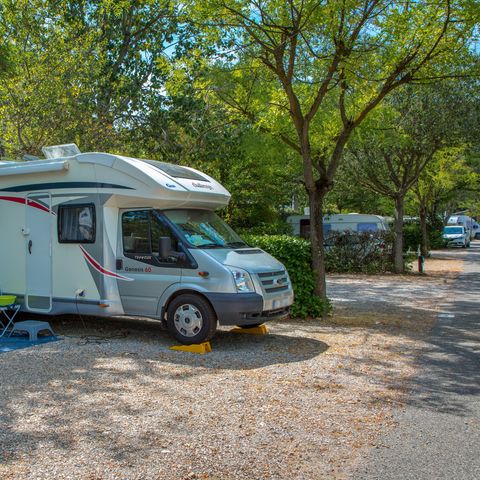 STAANPLAATS - Tent, caravan of camper + voertuig + 10 Ampère elektriciteit.