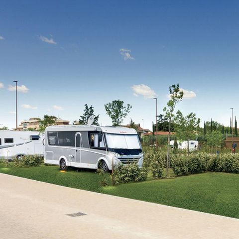 STAANPLAATS - Standplaats voor caravan / camper of tent + auto