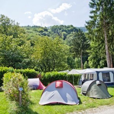 Kampeerplaats - GRAND CONFORT PAKKET ( Standplaats voor auto + tent/caravan of camper, elektriciteit 10A )