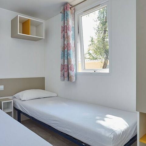 Stacaravan 6 personen - Comfort | 3 slaapkamers | 6 slaapplaatsen | Halfoverdekt terras | 1 badkamer | Airconditioning