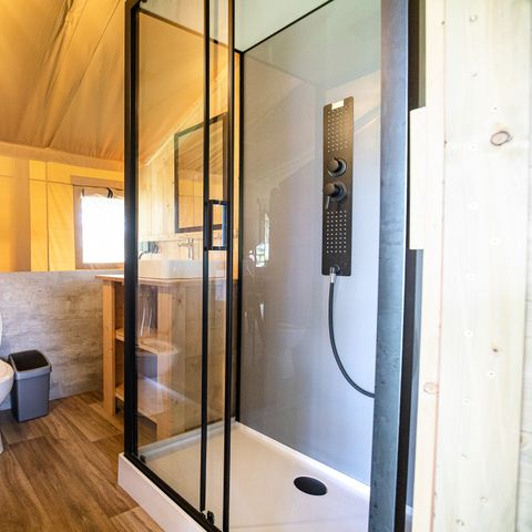 Safaritent 4 personen - incl. sanitair aan het meer