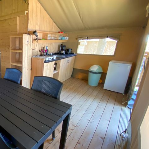 Safaritent 4 personen - incl. sanitair aan het meer