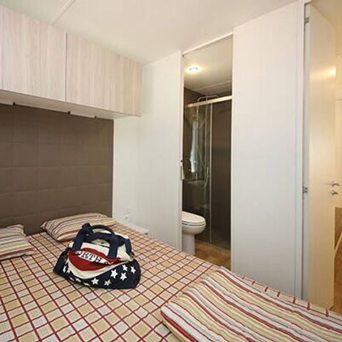 Stacaravan 4 personen - Mobile-home | Comfort | 2 Slaapkamers | 4 Pers. | Verhoogd terras | Airconditioning.