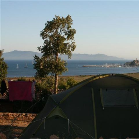 STAANPLAATS - Locatie Terras