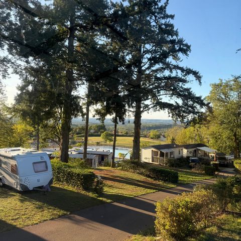 STAANPLAATS - Prestige standplaats 100m² - 10A + water en afvoer