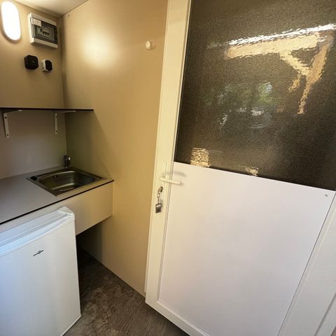 STAANPLAATS - Kampeerplaats Luxe Plus - Individueel sanitair + Terras