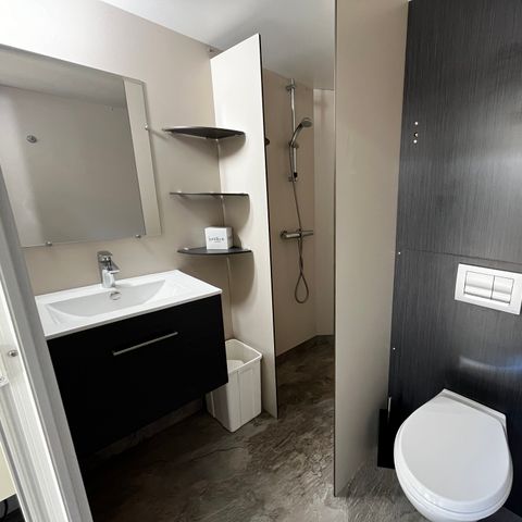 STAANPLAATS - Kampeerplaats Luxe Plus - Individueel sanitair + Terras