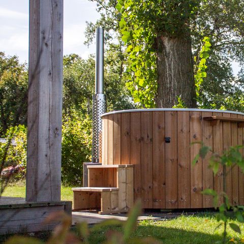 Tent 4 personen - Riverdome met privé sanitair en hottub
