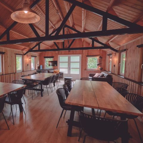 Tiny House 16 personen - Groepsverblijf blokhut + 4 vierpersoons tiny houses (16 personen)
